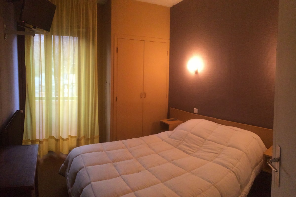 Decoración personalizada, muebles diferentes y cortinas blackout