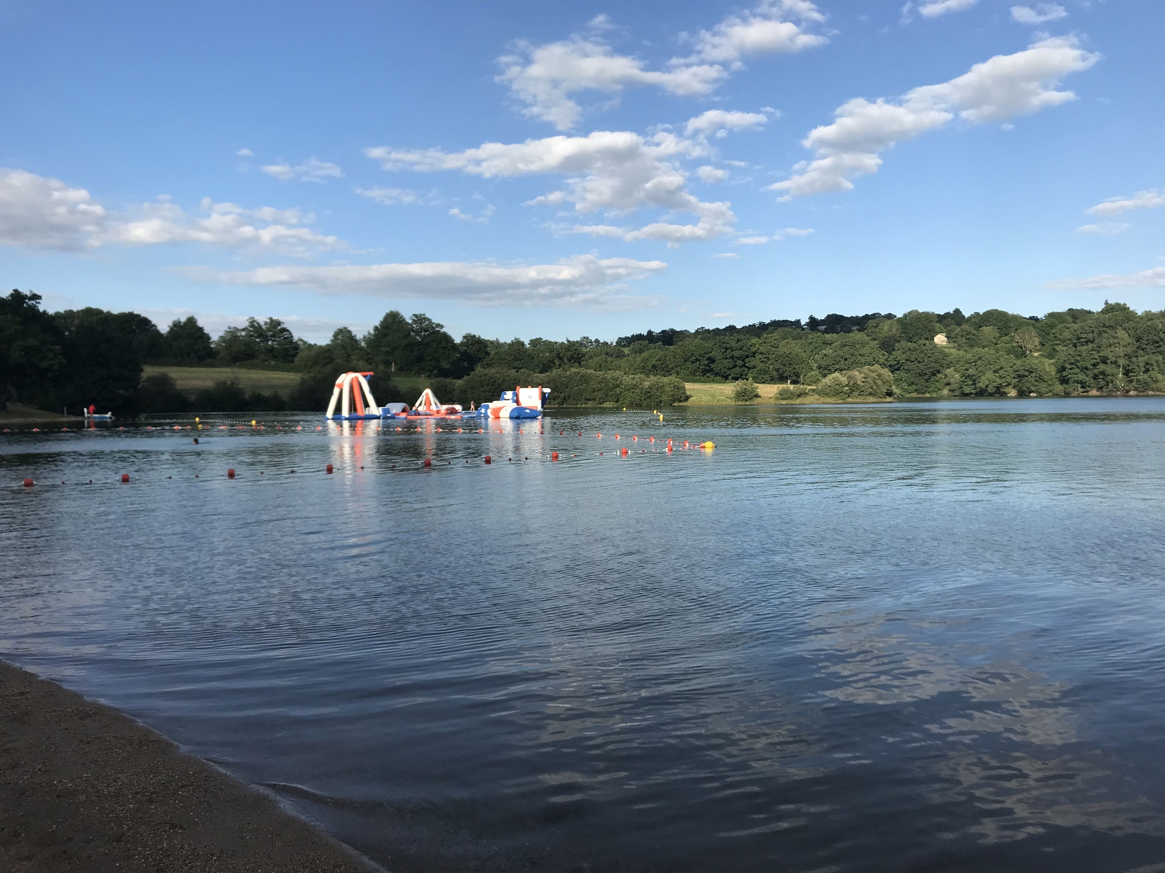 Un lac équipé de structures gonflables et de bouées.