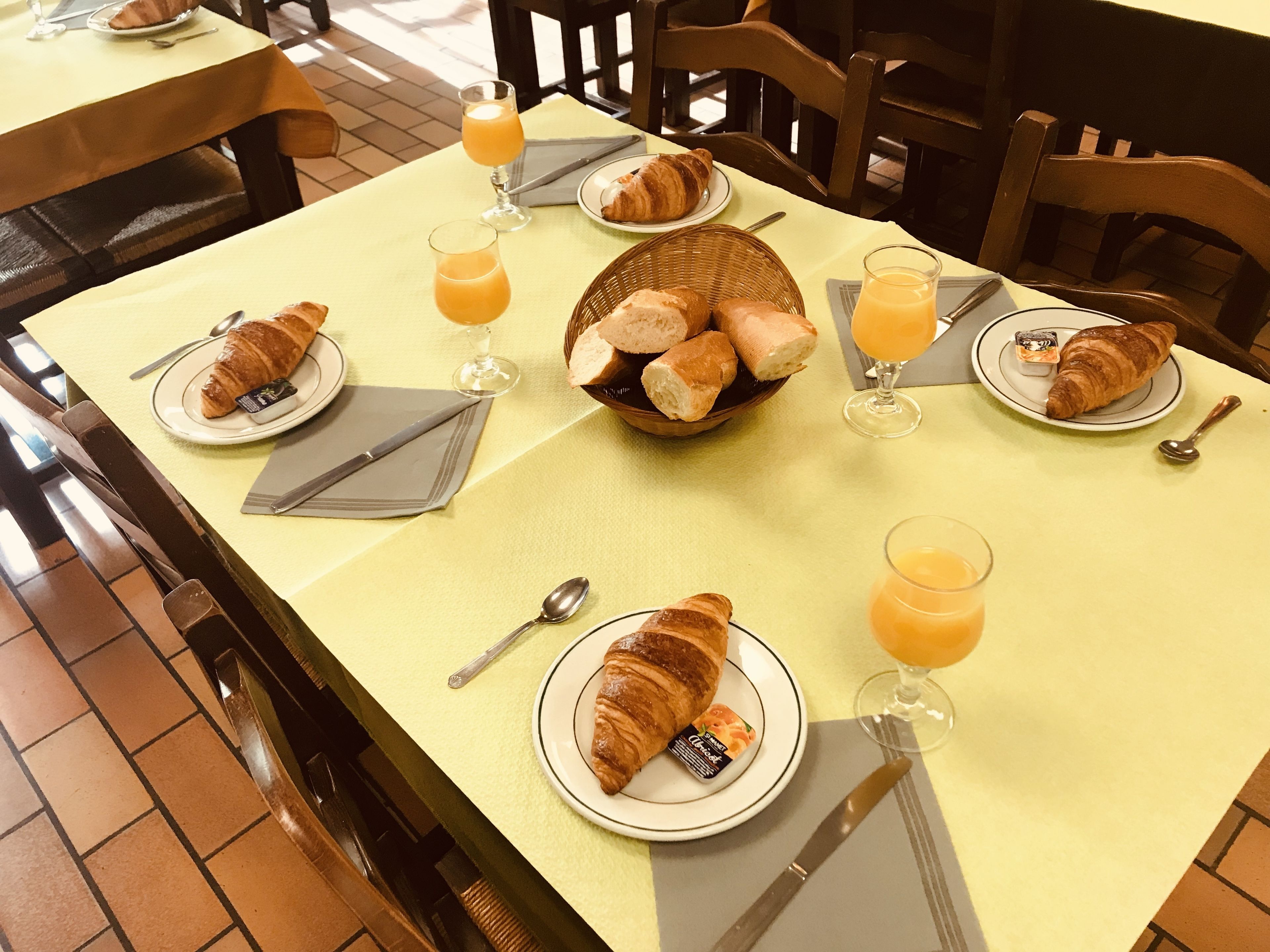 Desayuno a la carta los días de semana (EUR 9 por persona)