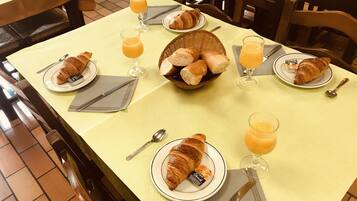 Petit déjeuner en semaine (9 EUR par personne)