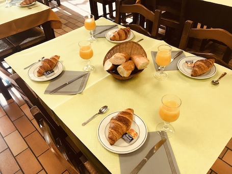 Cooked-to-order breakfast for a fee on weekdays. L'Agapanthe