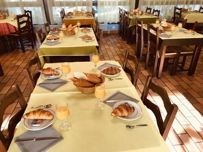 Cooked-to-order breakfast on weekdays (EUR 9 per person) - L'Agapanthe (Pont-de-Salars)