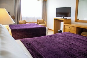 Habitación doble tradicional, 2 camas matrimoniales, para no fumadores, vista al jardín | Escritorio, tabla de planchar con plancha, wifi gratis y ropa de cama 