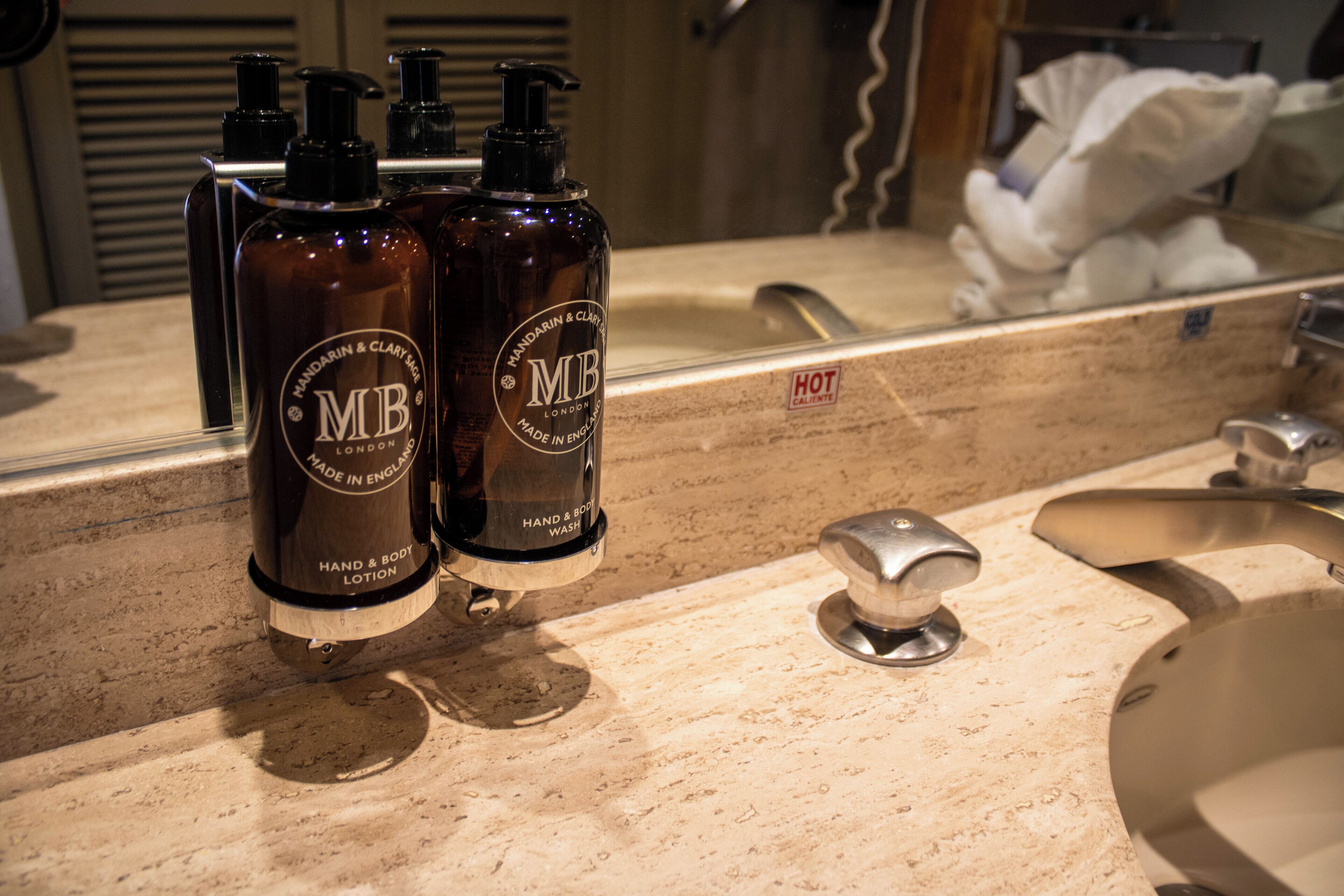 executive room, 1 queen bed, non smoking | bathroom | free toiletries, hair dryer, towels