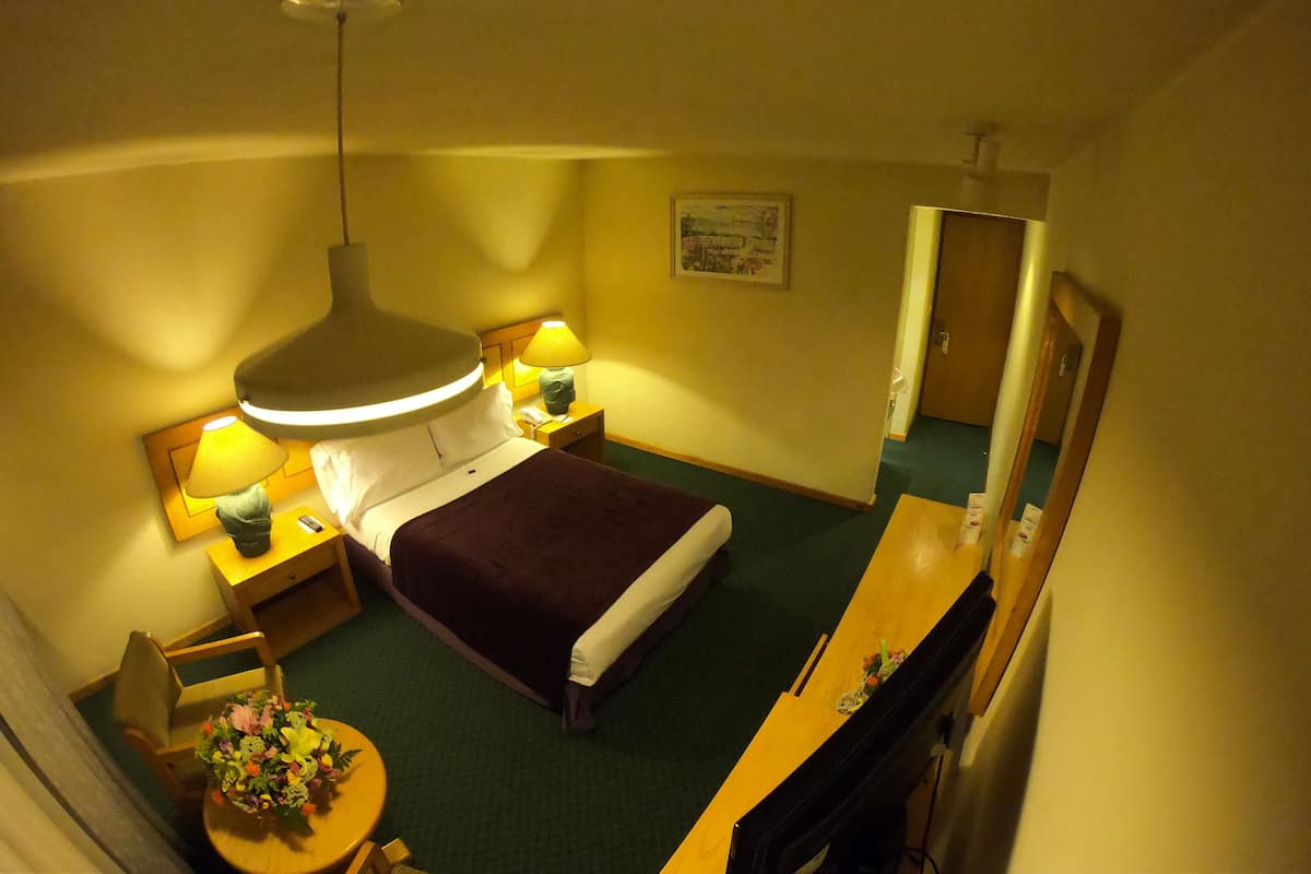 Executive Room, 1 Queen Bed, Non Smoking | Desk, iron/ironing board, free WiFi, bed sheets