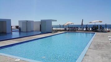 5 albercas al aire libre, sombrillas en la alberca y camastros