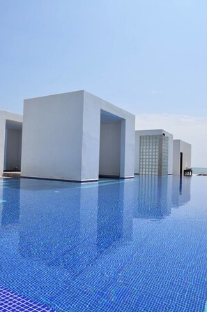 5 Außenpools, Sonnenschirme, Liegestühle