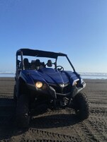En la playa, arena negra
