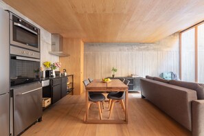 Frigorifero con congelatore, microonde, forno, piano cottura