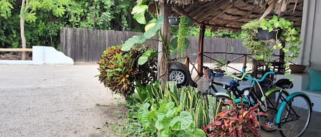 Basic Room, 1 Double Bed, Ensuite | Bathroom | Shower, rainfall showerhead, free toiletries, towels