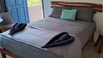 Economy Room, 1 Queen Bed, Non Smoking, Garden View | Bed sheets
