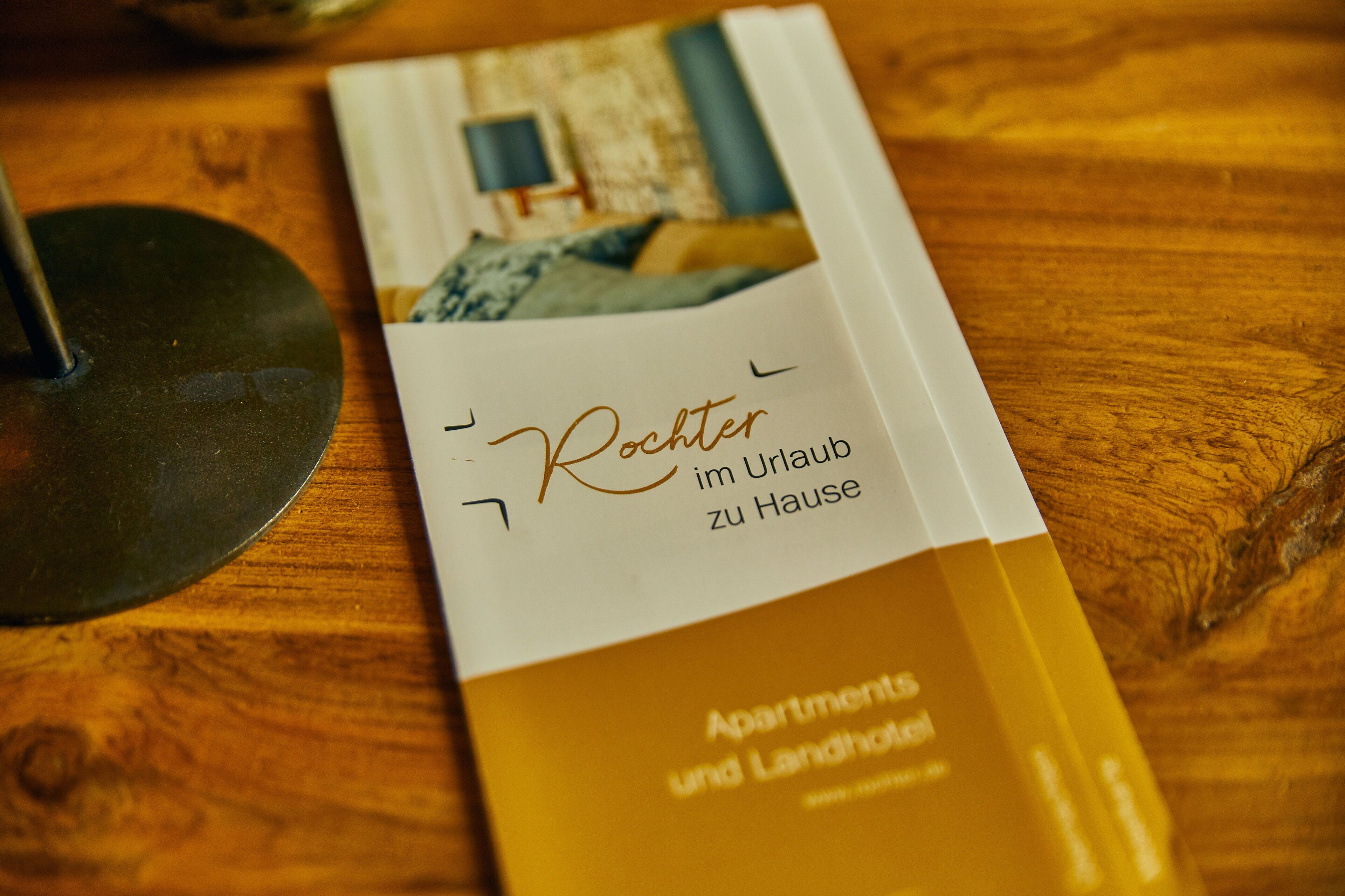 Un libro titulado 'Rechter im Urlaub zu Hause' con una imagen de la portada que muestra una habitación.