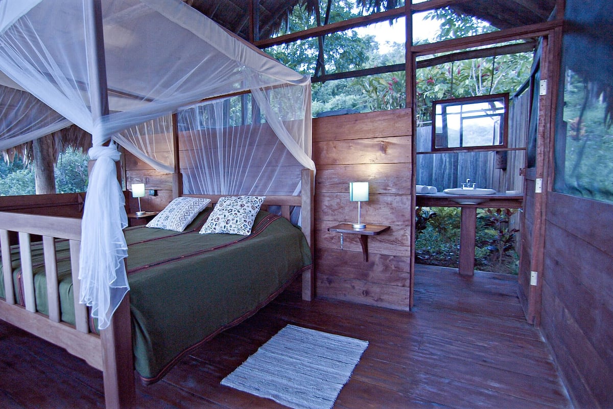 Deluxe Cabin | Individually decorated, individually furnished, bed sheets