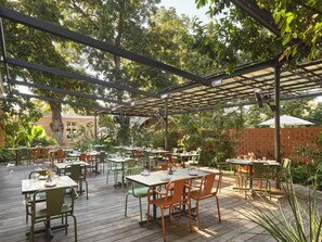 Tempat makan outdoor