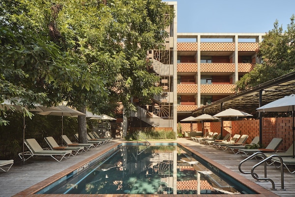 Kolam renang outdoor, dengan payung kolam renang dan kursi berjemur