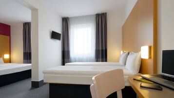 Hypo-allergenic bedding, desk, free WiFi, bed sheets