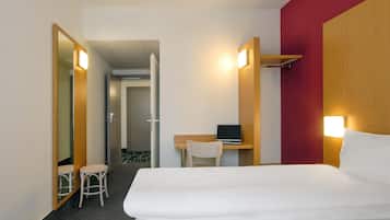 Hypo-allergenic bedding, desk, free WiFi, bed sheets