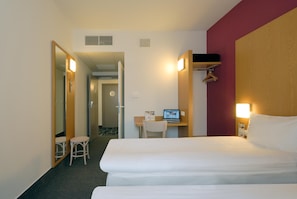 Twin Room | 1 bedroom, hypo-allergenic bedding, desk, free WiFi