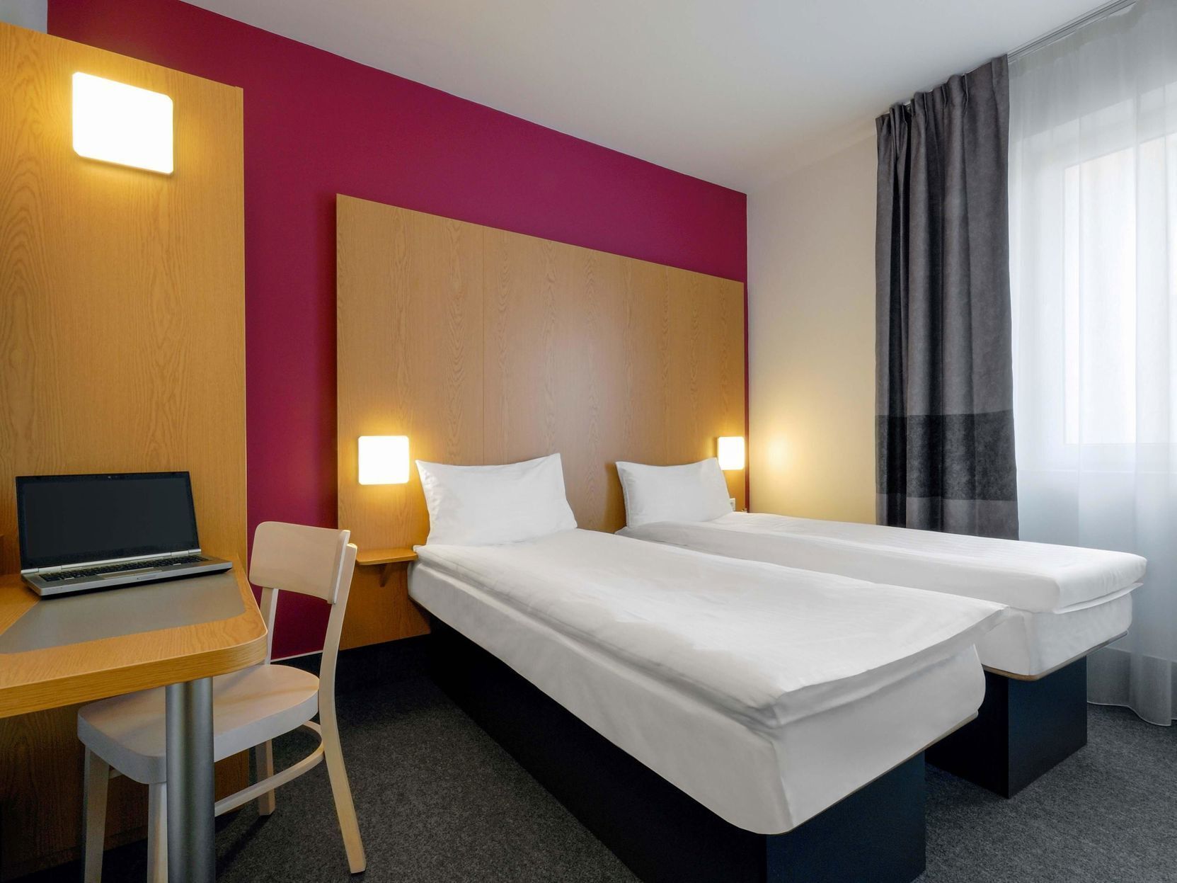 Hypo-allergenic bedding, desk, free WiFi, bed sheets