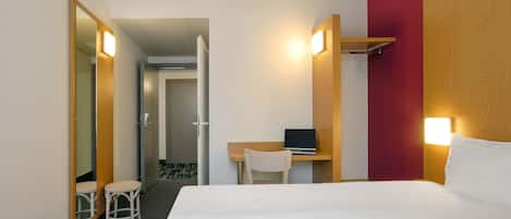 Twin Room | Hypo-allergenic bedding, desk, free WiFi, bed sheets