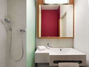 Suihku, hiustenkuivaaja, saippua, sampoo