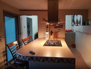 Comfort-Haus, Mehrere Betten, barrierefrei, Gartenblick | Essbereich im Zimmer