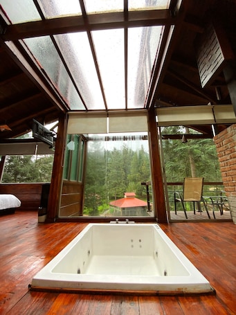 Suite, Jetted Tub | Individually furnished, bed sheets. Quinta Los Azufres