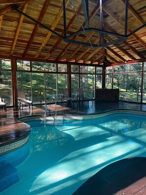 Piscine couverte, parasols de plage