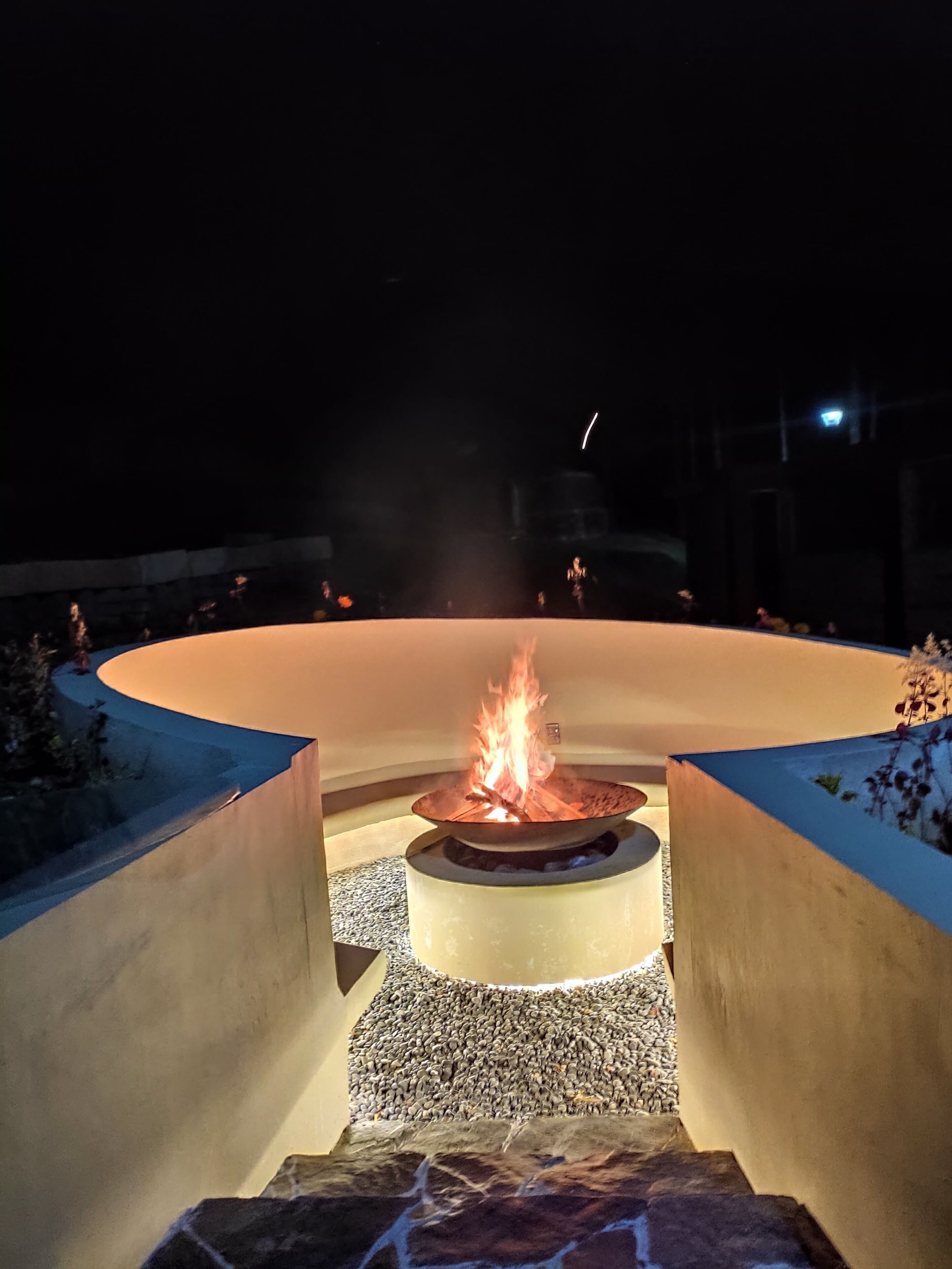 Bagian depan properti - sore/malam