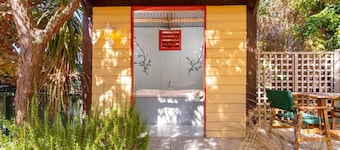 Shy Cottage - Boutique accommodation in Greytown