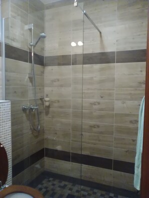 Sèche-cheveux, serviettes fournies, shampoing, papier toilette