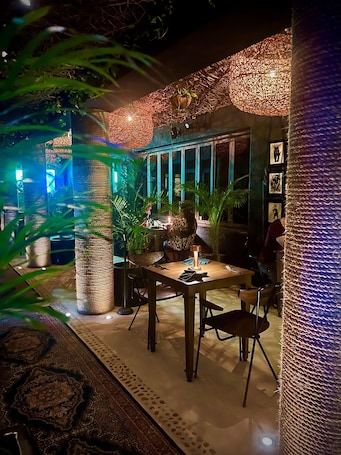 Breakfast and lunch served