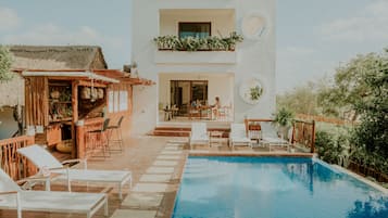 Außenpool, geöffnet von 09:00 Uhr bis 21:00 Uhr, Sonnenschirme