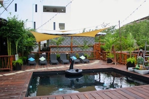 Piscina a l'aire lliure (horari: 09:00-21:00), para-sols i gandules