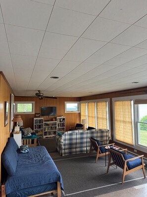 Smart TV, DVD player, books - Waterfront - secluded beachfront (Portsmouth)
