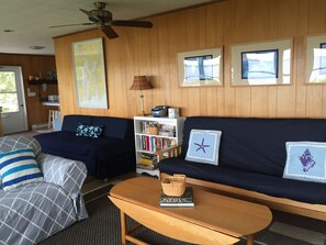 Smart TV, DVD player, books - Waterfront - secluded beachfront (Portsmouth)
