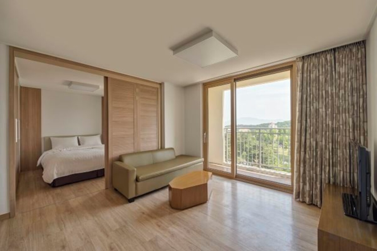 WEST Tower Suite A (Kitchen/Standard/Double)