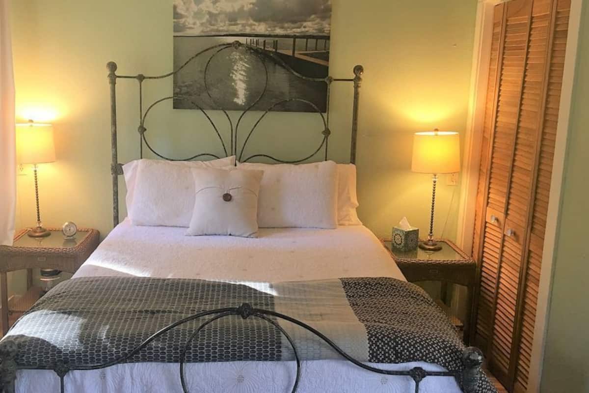 Phòng, 1 giường cỡ queen (Cabin #12) | Bàn ủi/dụng cụ ủi quần áo, truy cập Internet không dây miễn phí 