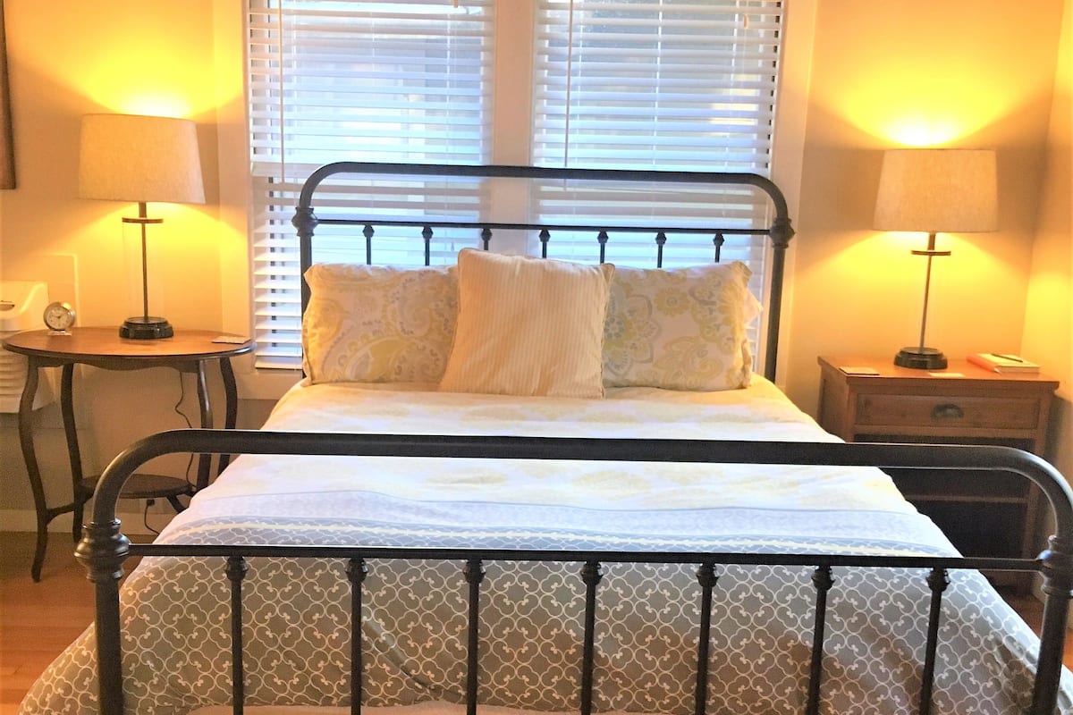 Room, 1 Queen Bed (Cabin #7) | Iron/ironing board, free WiFi, bed sheets, wheelchair access
