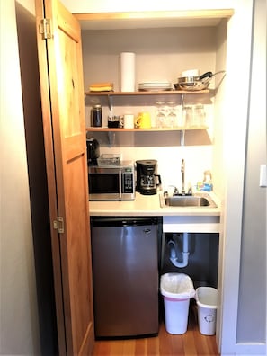 Room, 1 Queen Bed (Cabin #7) | Private kitchenette