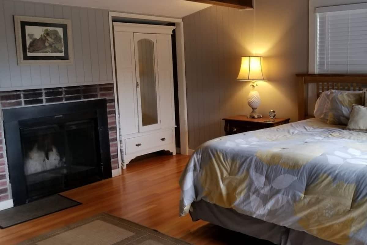 Cabin, 1 King Bed (Cabin #4) | Iron/ironing board, free WiFi, bed sheets, wheelchair access