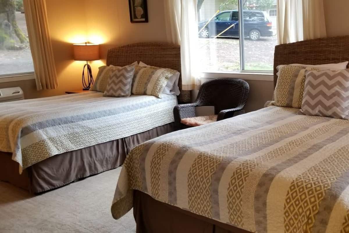 Phòng, 2 giường cỡ queen (Cabin #10) | Bàn ủi/dụng cụ ủi quần áo, truy cập Internet không dây miễn phí 