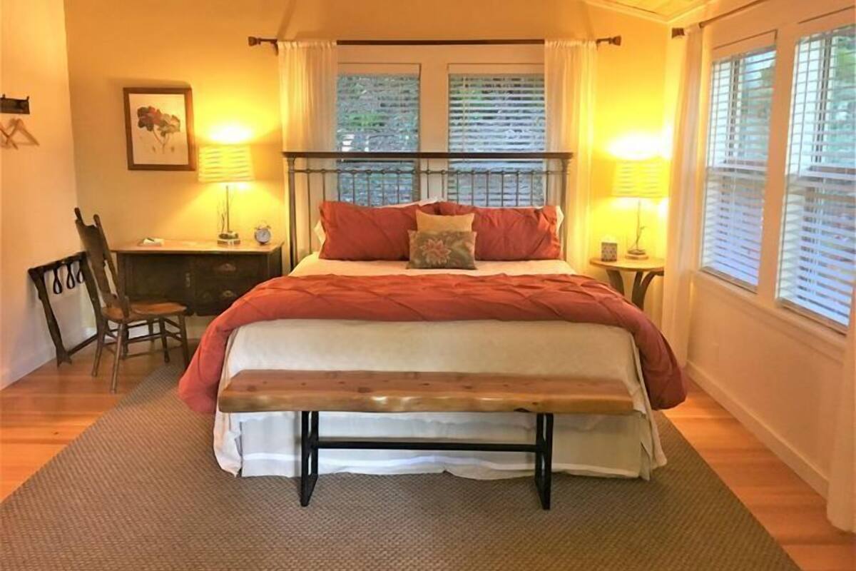 Phòng, 1 giường cỡ king (Cabin #9) | Bàn ủi/dụng cụ ủi quần áo, truy cập Internet không dây miễn phí 