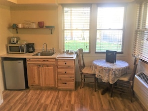 Room, 1 Queen Bed (Cabin #12) | Private kitchenette