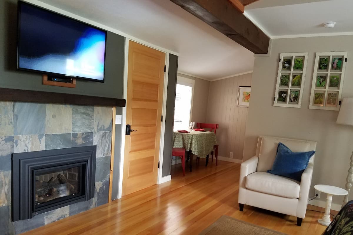 Superior Room, 1 King Bed (Cabin #3) | Iron/ironing board, free WiFi, bed sheets, wheelchair access