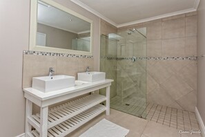 Superior House, 4 Bedrooms, Sea View, Oceanfront | Bathroom shower