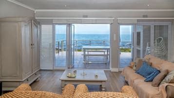 Superior House, 4 Bedrooms, Sea View, Oceanfront | Living area