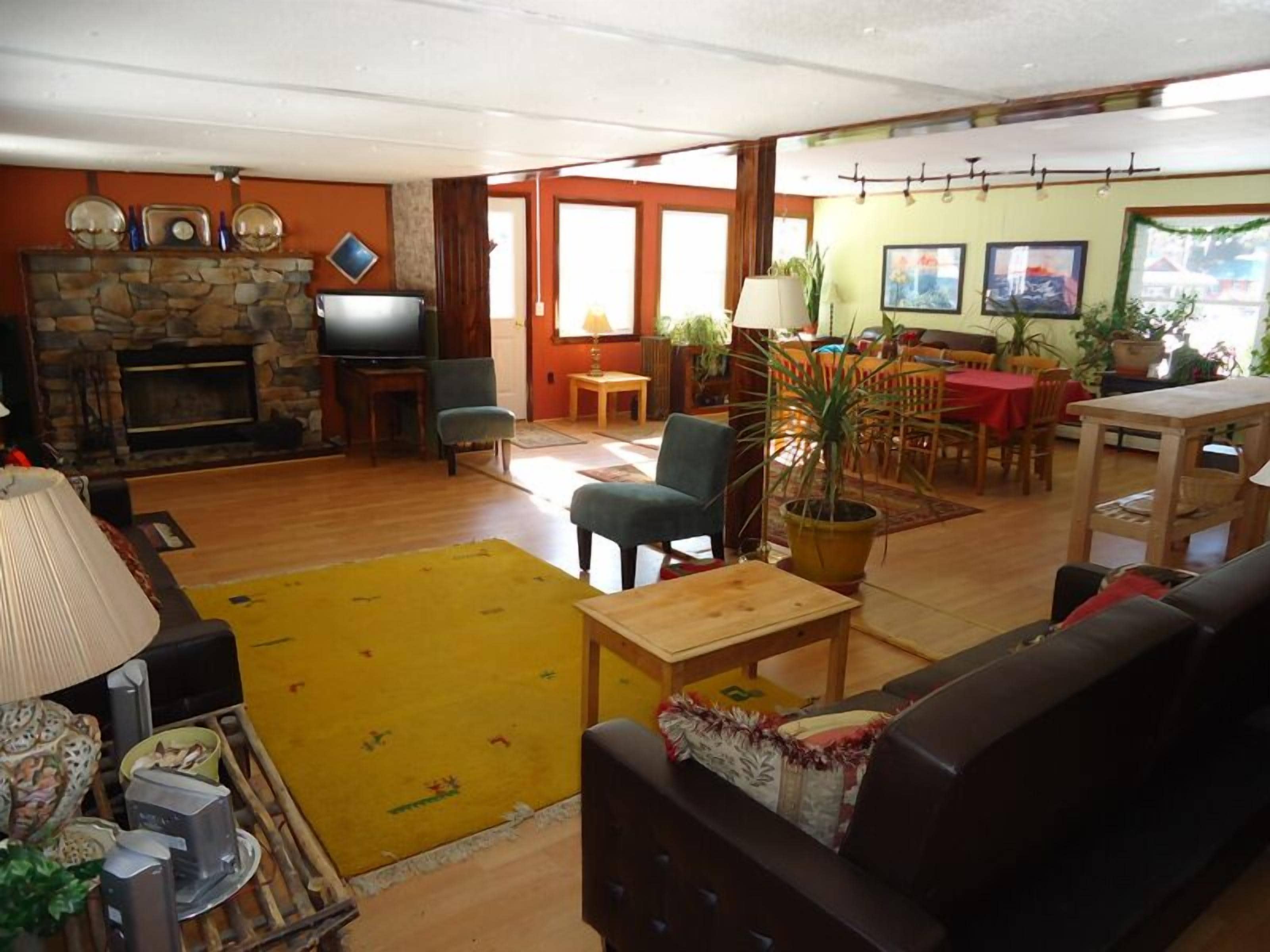 Flat-screen TV, fireplace, DVD player, books