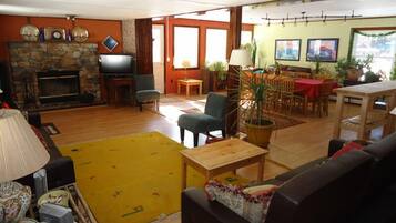 Flat-screen TV, fireplace, DVD player, books