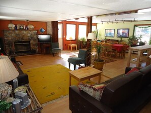 Télévision à écran plat, cheminée, lecteur de DVD, livres